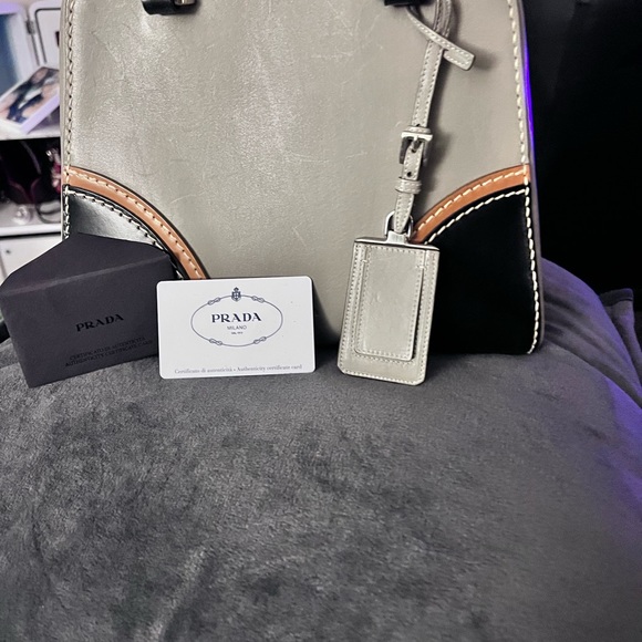 Prada Handbag!❤️ - Picture 3 of 8